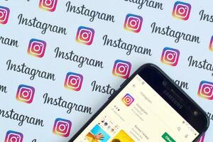 instagram aplicación en Samsung teléfono inteligente pantalla en bandera con pequeño instagram logotipos instagram es americano foto y compartir videos social redes Servicio por Facebook C ª