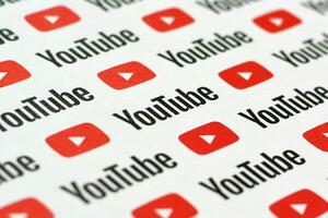 Youtube modelo impreso en papel con pequeño Youtube logos y inscripciones. Youtube es google subsidiario y americano más popular compartir videos plataforma foto