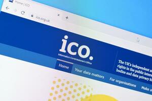 página principal de ico org sitio web en el monitor de ordenador personal, url - ico.org.uk. foto