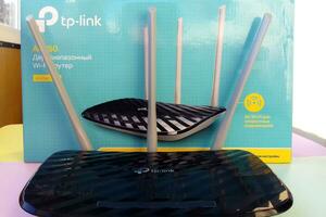 Wireless router modem tp link Archer C20 AC750 and colored cardboard box with tp-link logo photo