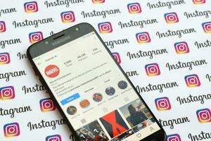 maravilla oficial instagram cuenta en teléfono inteligente pantalla en papel instagram bandera. foto