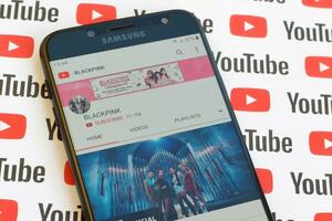 blackpink oficial Youtube canal en teléfono inteligente pantalla en papel Youtube antecedentes. foto