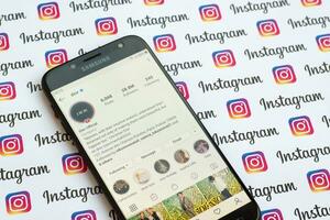 dior oficial instagram cuenta en teléfono inteligente pantalla en papel instagram bandera. foto