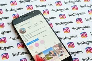 khloe kardashian oficial instagram cuenta en teléfono inteligente pantalla en papel instagram bandera. foto