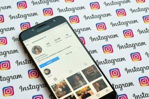 emma Watson oficial instagram cuenta en teléfono inteligente pantalla en papel instagram bandera. foto