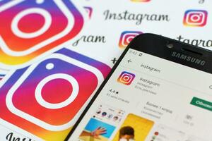 instagram aplicación en Samsung teléfono inteligente pantalla en bandera con pequeño instagram logotipos instagram es americano foto y compartir videos social redes Servicio por Facebook C ª