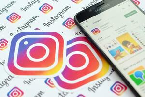 instagram aplicación en Samsung teléfono inteligente pantalla en bandera con pequeño instagram logotipos instagram es americano foto y compartir videos social redes Servicio por Facebook C ª