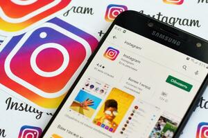 instagram aplicación en Samsung teléfono inteligente pantalla en bandera con pequeño instagram logotipos instagram es americano foto y compartir videos social redes Servicio por Facebook C ª