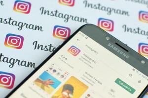 instagram aplicación en Samsung teléfono inteligente pantalla en bandera con pequeño instagram logotipos instagram es americano foto y compartir videos social redes Servicio por Facebook C ª