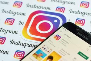 instagram aplicación en Samsung teléfono inteligente pantalla en bandera con pequeño instagram logotipos instagram es americano foto y compartir videos social redes Servicio por Facebook C ª