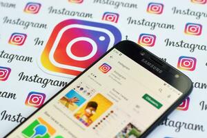 instagram aplicación en Samsung teléfono inteligente pantalla en bandera con pequeño instagram logotipos instagram es americano foto y compartir videos social redes Servicio por Facebook C ª