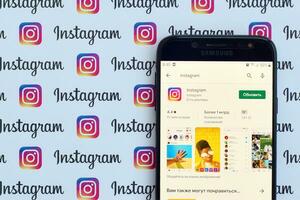 instagram aplicación en Samsung teléfono inteligente pantalla en bandera con pequeño instagram logotipos instagram es americano foto y compartir videos social redes Servicio por Facebook C ª