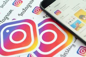 instagram aplicación en Samsung teléfono inteligente pantalla en bandera con pequeño instagram logotipos instagram es americano foto y compartir videos social redes Servicio por Facebook C ª