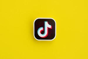 Tik Tok papel logo en amarillo antecedentes. Tik Tok es un popular compartir videos social redes Servicio poseído por bytedance foto