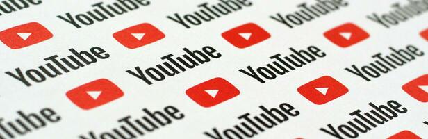 Youtube modelo impreso en papel con pequeño Youtube logos y inscripciones. Youtube es google subsidiario y americano más popular compartir videos plataforma foto