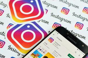 instagram aplicación en Samsung teléfono inteligente pantalla en bandera con pequeño instagram logotipos instagram es americano foto y compartir videos social redes Servicio por Facebook C ª