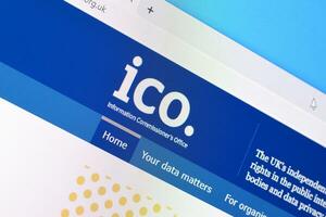 página principal de ico org sitio web en el monitor de ordenador personal, url - ico.org.uk. foto