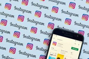 instagram aplicación en Samsung teléfono inteligente pantalla en bandera con pequeño instagram logotipos instagram es americano foto y compartir videos social redes Servicio por Facebook C ª