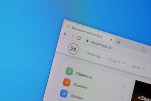 página principal de privado24 sitio web en el monitor de ordenador personal, url - siguiente.privat24.ua. foto