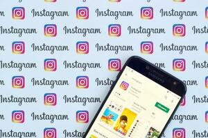 instagram aplicación en Samsung teléfono inteligente pantalla en bandera con pequeño instagram logotipos instagram es americano foto y compartir videos social redes Servicio por Facebook C ª