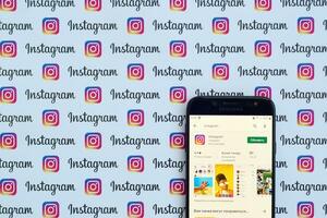 instagram aplicación en Samsung teléfono inteligente pantalla en bandera con pequeño instagram logotipos instagram es americano foto y compartir videos social redes Servicio por Facebook C ª