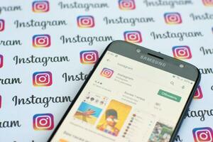 instagram aplicación en Samsung teléfono inteligente pantalla en bandera con pequeño instagram logotipos instagram es americano foto y compartir videos social redes Servicio por Facebook C ª