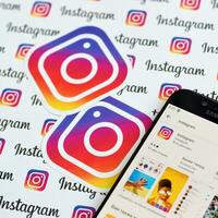 instagram aplicación en Samsung teléfono inteligente pantalla en bandera con pequeño instagram logotipos instagram es americano foto y compartir videos social redes Servicio por Facebook C ª