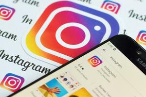 instagram aplicación en Samsung teléfono inteligente pantalla en bandera con pequeño instagram logotipos instagram es americano foto y compartir videos social redes Servicio por Facebook C ª