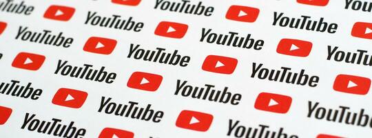 Youtube modelo impreso en papel con pequeño Youtube logos y inscripciones. Youtube es google subsidiario y americano más popular compartir videos plataforma foto