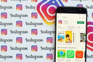 instagram aplicación en Samsung teléfono inteligente pantalla en bandera con pequeño instagram logotipos instagram es americano foto y compartir videos social redes Servicio por Facebook C ª