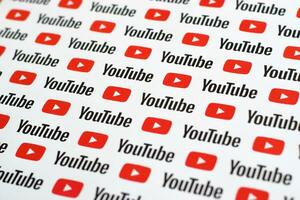 Youtube modelo impreso en papel con pequeño Youtube logos y inscripciones. Youtube es google subsidiario y americano más popular compartir videos plataforma foto