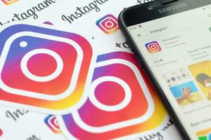 instagram aplicación en Samsung teléfono inteligente pantalla en bandera con pequeño instagram logotipos instagram es americano foto y compartir videos social redes Servicio por Facebook C ª