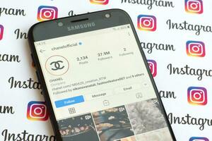 chanel oficial instagram cuenta en teléfono inteligente pantalla en papel instagram bandera. foto