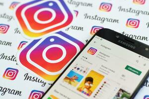 instagram aplicación en Samsung teléfono inteligente pantalla en bandera con pequeño instagram logotipos instagram es americano foto y compartir videos social redes Servicio por Facebook C ª