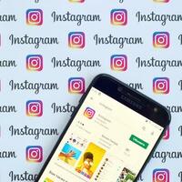 instagram aplicación en Samsung teléfono inteligente pantalla en bandera con pequeño instagram logotipos instagram es americano foto y compartir videos social redes Servicio por Facebook C ª