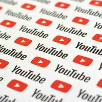 Youtube modelo impreso en papel con pequeño Youtube logos y inscripciones. Youtube es google subsidiario y americano más popular compartir videos plataforma foto