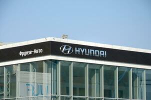 Jarkov, Ucrania - octubre 20, 2019 logotipo de Hyundai sociedad terminado azul cielo. Hyundai es sur Corea automotor fabricante foto