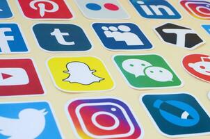 muchos papel íconos con logo de más popular social redes y teléfono inteligente aplicaciones para charla y conversaciones en línea foto