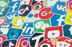 muchos papel íconos con logo de más popular social redes y teléfono inteligente aplicaciones para charla y conversaciones en línea foto