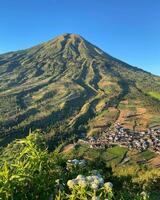 montaña asombroso naturaleza azul cielo, montañas, tranquilo escenario, lozano plantas, volcán. foto