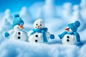 Tres muñecos de nieve vistiendo sombreros y bufandas en el nieve. generado por ai foto