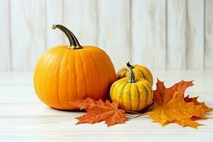 decorativo calabaza antecedentes y seco otoño hojas en de madera arreglo adentro. Víspera de Todos los Santos concepto por ai generado foto