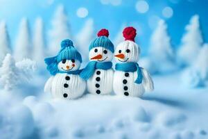 Tres muñecos de nieve vistiendo sombreros y bufandas en el nieve. generado por ai foto