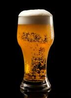 A glass of cold fresh beer with cap of foam. Splash of foam with tasty american beer. Beer day concept by AI Generated photo