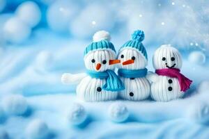 Tres muñecos de nieve en de punto sombreros y bufandas. generado por ai foto