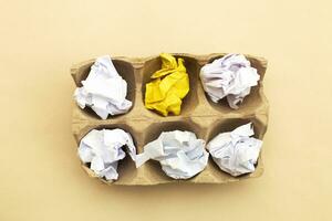 estropeado amarillo y blanco papel en huevo caja de cartón caja como un concepto creativo idea y innovación. foto
