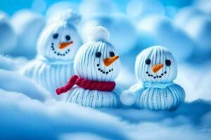 Tres muñecos de nieve son sentado en el nieve. generado por ai foto