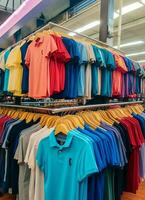 fila de de moda polo camisetas para hombre en de madera percha o estante en un ropa boutique Al por menor tienda concepto por ai generado foto