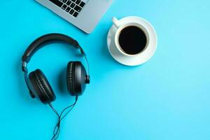 música o podcast antecedentes con electrónico dispositivos, auriculares, café y ordenador portátil en oficina escritorio concepto por ai generado foto