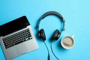 música o podcast antecedentes con electrónico dispositivos, auriculares, café y ordenador portátil en oficina escritorio concepto por ai generado foto